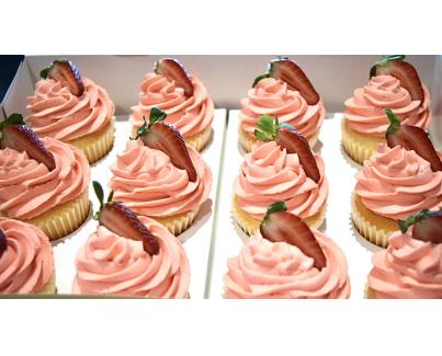 12 Strawberry Cupcakes with toppers